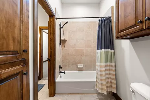 Bath - 6508 Hackberry Trl, Edmond, OK 73034 photo 5 of 10
