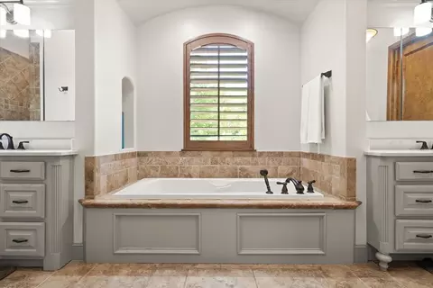 Bath - 6508 Hackberry Trl, Edmond, OK 73034 photo 3 of 10
