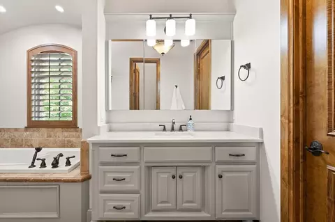 Bath - 6508 Hackberry Trl, Edmond, OK 73034 photo 2 of 10