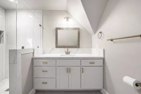 Bath - 6508 Hackberry Trl, Edmond, OK 73034 photo 8 of 10