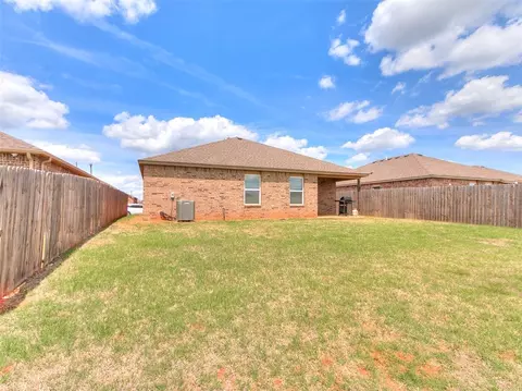 Exterior - 5312 Nicole Dr, Tuttle, OK 73089 photo 4 of 5