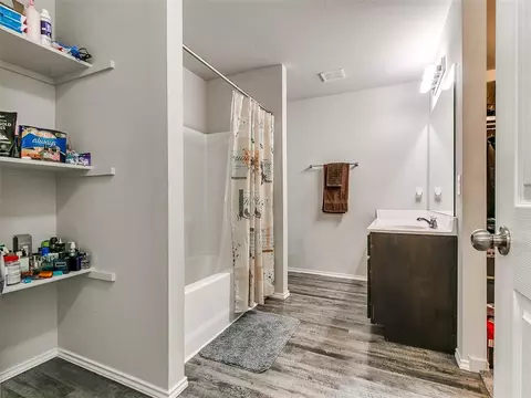 Bath - 5312 Nicole Dr, Tuttle, OK 73089 photo 4 of 7