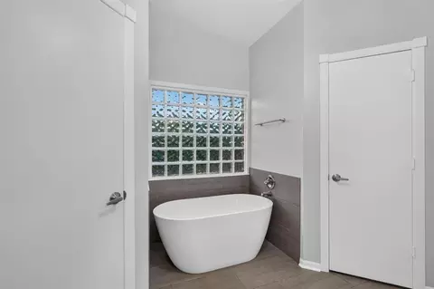 Bath - 4612 Midway Dr, Norman, OK 73072 photo 3 of 7