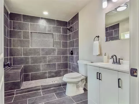 Bath - 705 E Springer Ave, Guthrie, OK 73044 photo 1 of 10