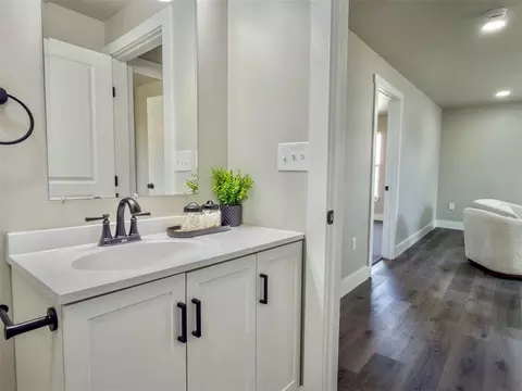 Bath - 705 E Springer Ave, Guthrie, OK 73044 photo 10 of 10