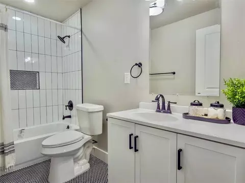 Bath - 705 E Springer Ave, Guthrie, OK 73044 photo 8 of 10