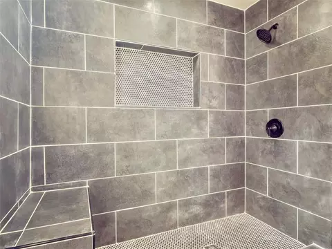 Bath - 705 E Springer Ave, Guthrie, OK 73044 photo 3 of 10
