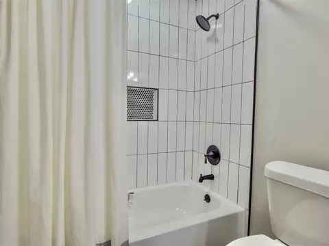 Bath - 705 E Springer Ave, Guthrie, OK 73044 photo 9 of 10