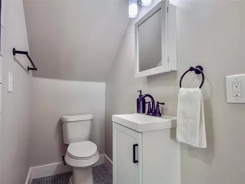 Bath - 705 E Springer Ave, Guthrie, OK 73044 photo 5 of 10