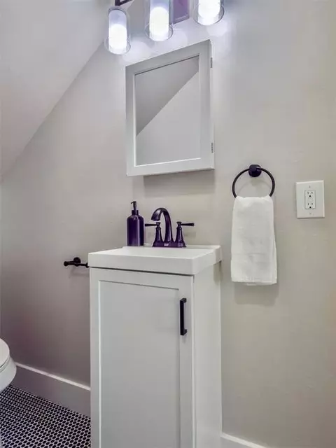 Bath - 705 E Springer Ave, Guthrie, OK 73044 photo 6 of 10