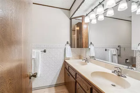 Bath - 1316 Caudill Dr, Watonga, OK 73772 photo 1 of 3