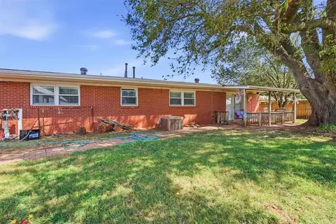 Exterior - 308 Suwannee Rd, Foss, OK 73647 photo 4 of 7