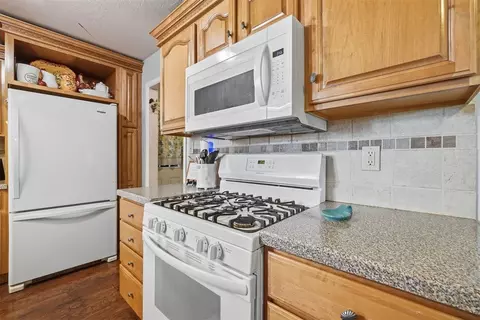 Kitchen - 308 Suwannee Rd, Foss, OK 73647 photo 1 of 3