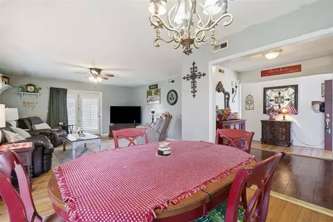 Dining - 308 Suwannee Rd, Foss, OK 73647 photo 1 of 2