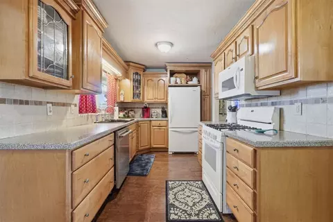 Kitchen - 308 Suwannee Rd, Foss, OK 73647 photo 3 of 3