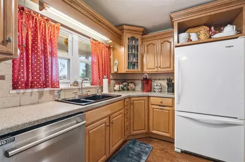 Kitchen - 308 Suwannee Rd, Foss, OK 73647 photo 2 of 3