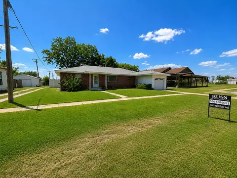108 S 6th St, Sentinel, OK 73664