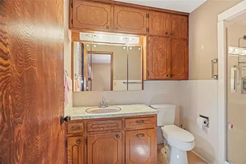 Bath - 201 Rice Dr, Watonga, OK 73772 photo 3 of 3