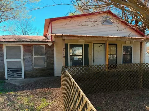 219 E Hickory St, Holdenville, OK 74848