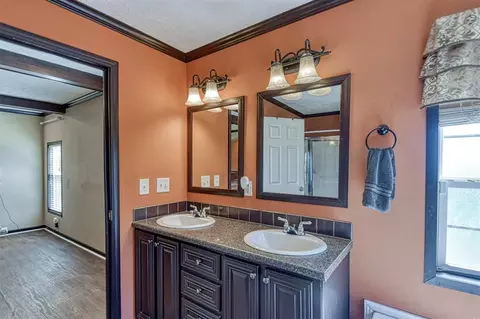 Bath - 13700 Iron Rd, Mcloud, OK 74851 photo 2 of 6