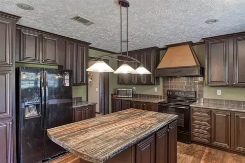 Kitchen - 13700 Iron Rd, Mcloud, OK 74851 photo 6 of 6