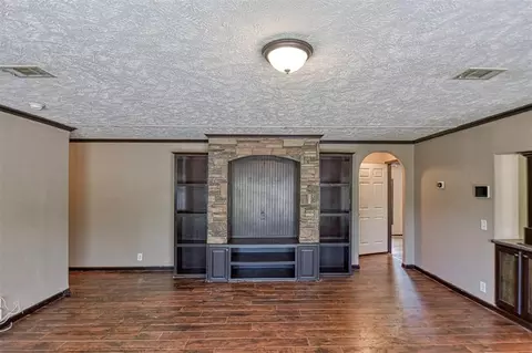 Living - 13700 Iron Rd, Mcloud, OK 74851 photo 2 of 4