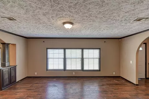 Living - 13700 Iron Rd, Mcloud, OK 74851 photo 3 of 4