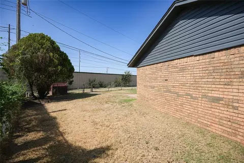 Exterior - 1417 Allyson Cir, Altus, OK 73521 photo 7 of 8