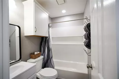 Bath - 1417 Allyson Cir, Altus, OK 73521 photo 1 of 2