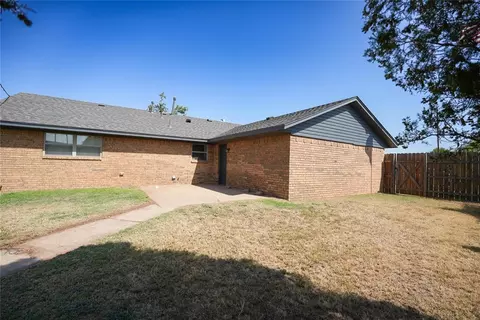 Exterior - 1417 Allyson Cir, Altus, OK 73521 photo 6 of 8