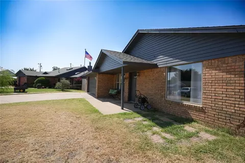 Exterior - 1417 Allyson Cir, Altus, OK 73521 photo 3 of 8