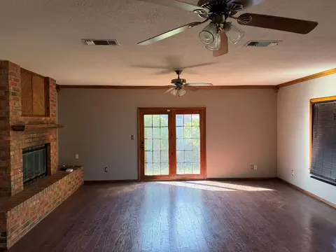 Living - 2106 N Beaver St, Guymon, OK 73942 photo 12 of 13
