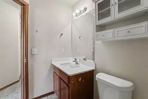 Bath - 2133 Harbor Dr, Norman, OK 73071 photo 3 of 4