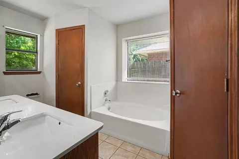 Bath - 2133 Harbor Dr, Norman, OK 73071 photo 2 of 4