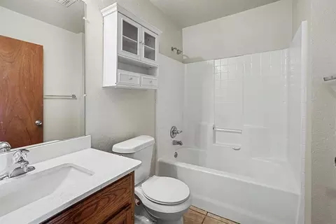 Bath - 2133 Harbor Dr, Norman, OK 73071 photo 4 of 4
