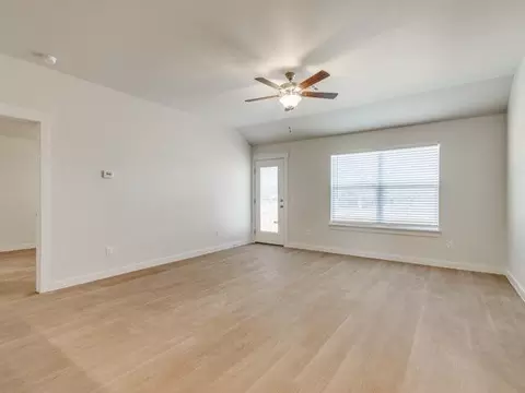 Living - 1617 Highland Loop, Guthrie, OK 73044 photo 3 of 6
