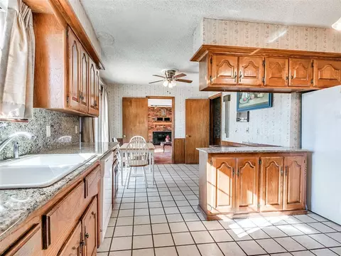 Kitchen - 29805 SE 29th St, Mcloud, OK 74851 photo 4 of 6