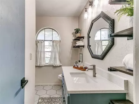 Bath - 2202 Louise Ln, Norman, OK 73071 photo 3 of 6