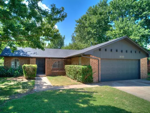 Exterior - 2202 Louise Ln, Norman, OK 73071 photo 4 of 5