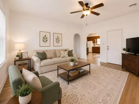 207 E Juniper Ln, Mustang, OK 73064