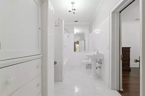 Bath - 716 E Noble Ave, Guthrie, OK 73044 photo 3 of 3