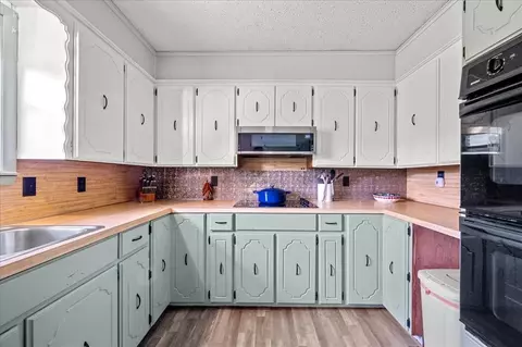 Kitchen - 649 Clouse Rd, Broken Bow, OK 74728 photo 4 of 5