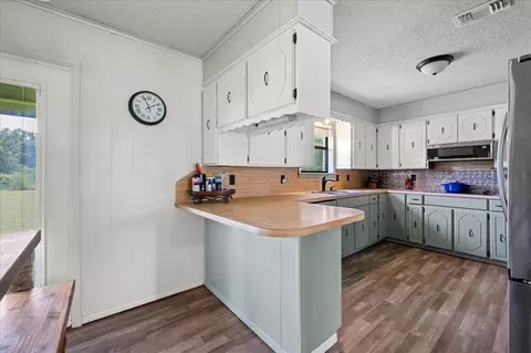 Kitchen - 649 Clouse Rd, Broken Bow, OK 74728 photo 2 of 5
