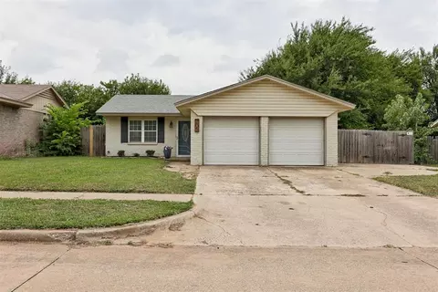 705 S Highland Dr, Mustang, OK 73064