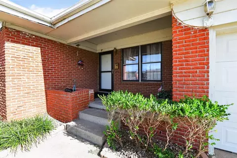 Exterior - 118 Sumner Dr, Altus, OK 73521 photo 2 of 7