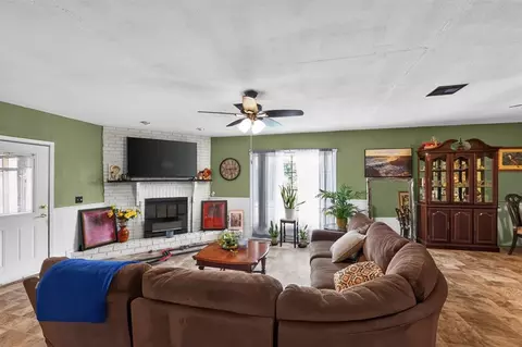 Living - 118 Sumner Dr, Altus, OK 73521 photo 3 of 3