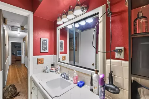 Bath - 118 Sumner Dr, Altus, OK 73521 photo 1 of 3