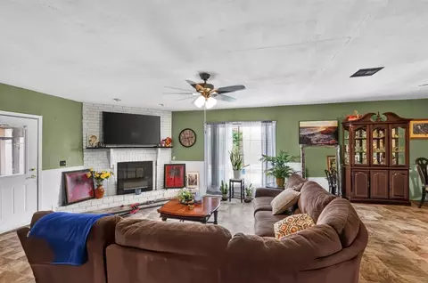 Living - 118 Sumner Dr, Altus, OK 73521 photo 2 of 3