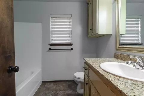 Bath - 3312 Sharon Dr, Moore, OK 73160 photo 4 of 4