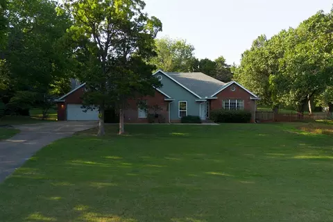 Exterior - 3333 Everett Dr, Edmond, OK 73013 photo 2 of 8